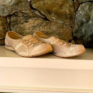 Skechers Ladies size 8.5 slip-ons.